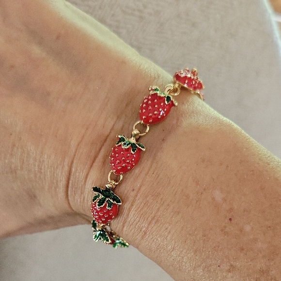 🔥LAST SET🔥 STRAWBERRY SUMMER EARRINGS AND BRACELET SET - Picture 3 of 7